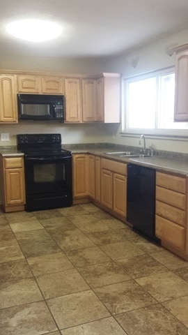 Building Photo - Large 2 Story Home 2540 SFT 3 Bed 2 Bath Home