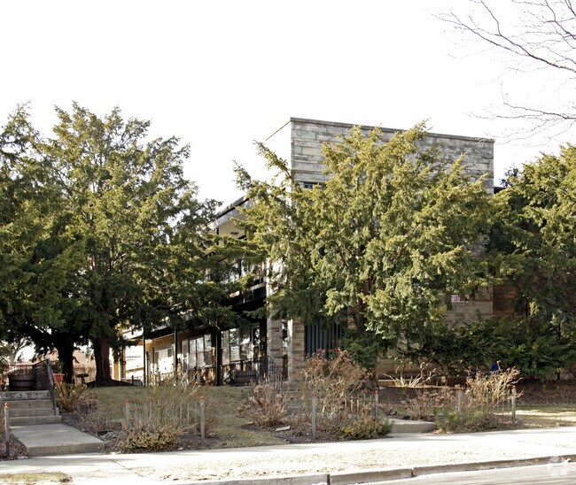 Building Photo - 5019 W Jackson Blvd