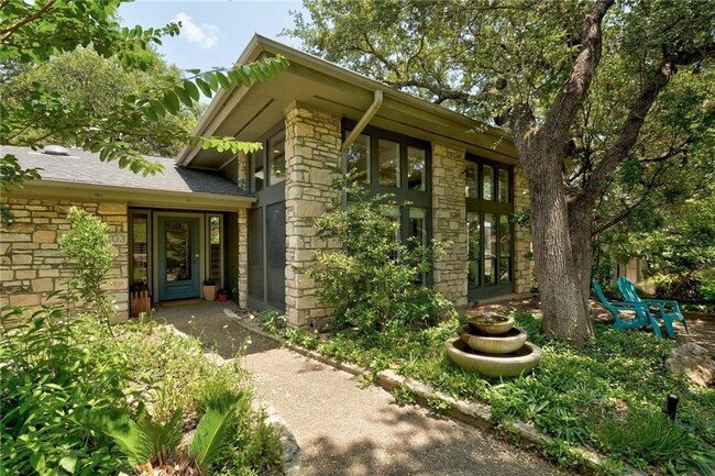 Building Photo - 2303 Doral Dr