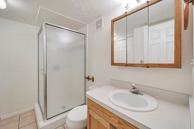 Building Photo - Darling Ground Floor Stonebrook Condo