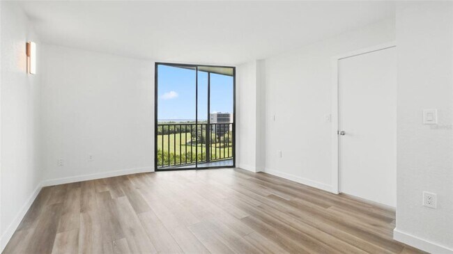 Building Photo - 900 Cove Cay Dr