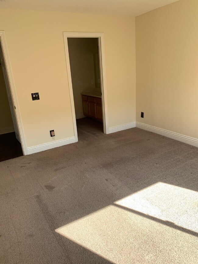 Building Photo - $2,700 - 2 Bed / 2 Bath Condo in Mira Mesa