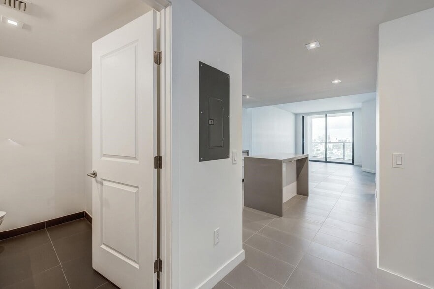 Building Photo - 1600 NE 1st Ave