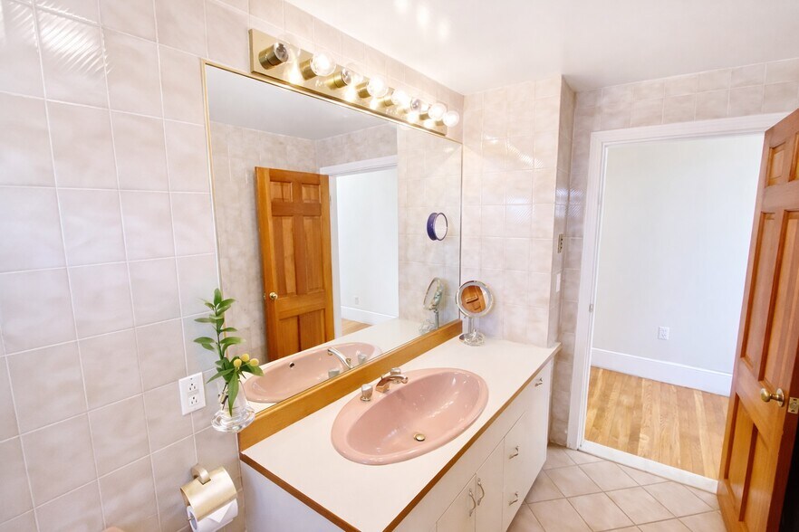 Bathroom 1 - 208 Rawson Rd