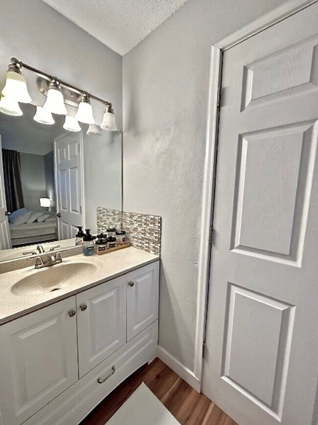 Building Photo - Furnished Cozy 1 Bedroom / 1 Bath Condo - ...