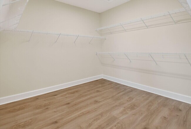 Building Photo - 15120 Wildwood Cir