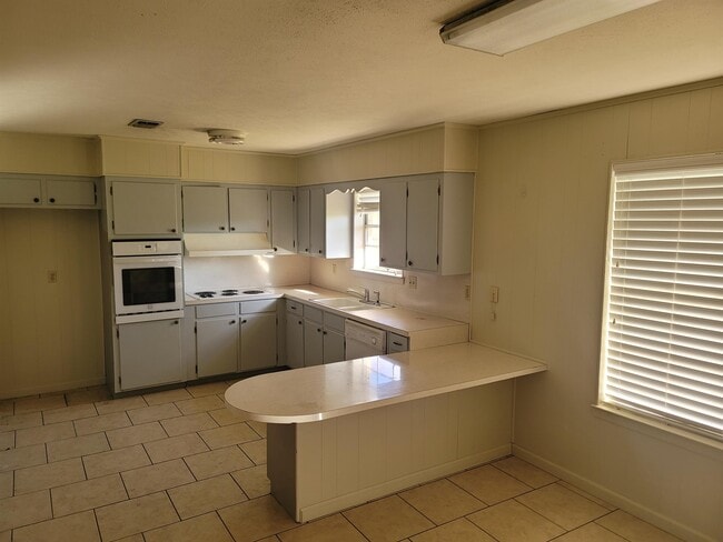 Building Photo - 6084 W Roundbunch Rd