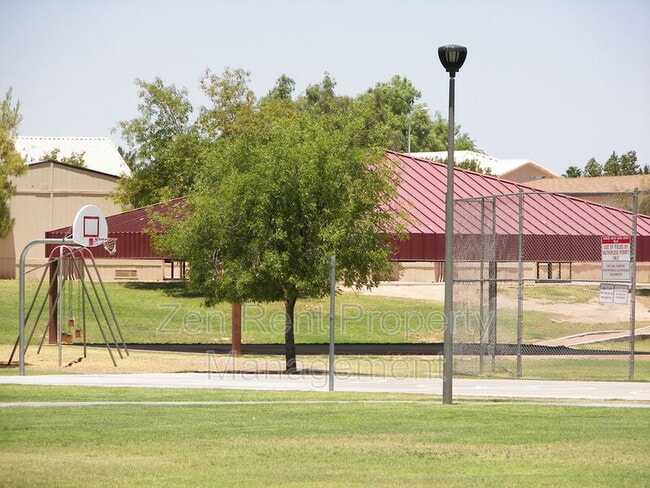 Building Photo - 1471 E Park Ave