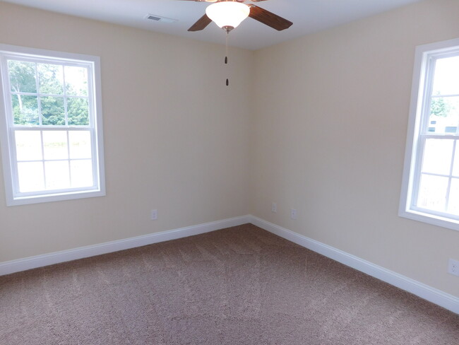 Building Photo - 302 Saratoga Ln