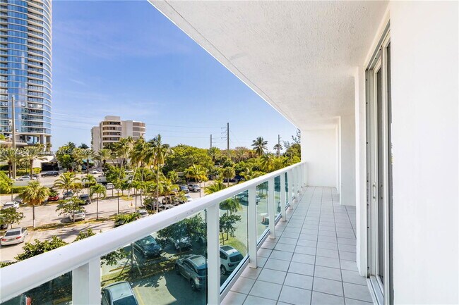 Building Photo - 100 Bayview Dr