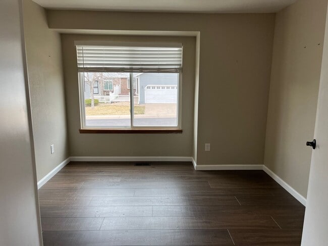 Building Photo - Beautifully Updated single-level duplex in...