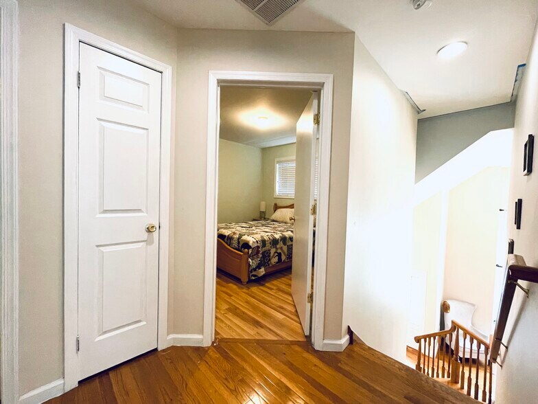 Building Photo - 157 Main St