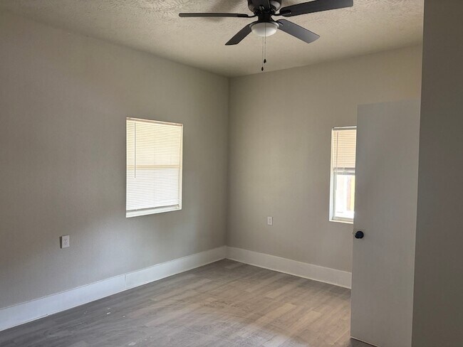 Building Photo - 2015 11th St