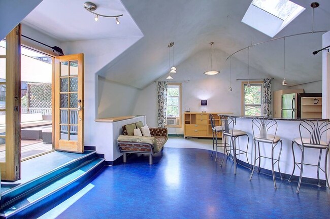 Building Photo - Unique Carriage House in Historic Congress...