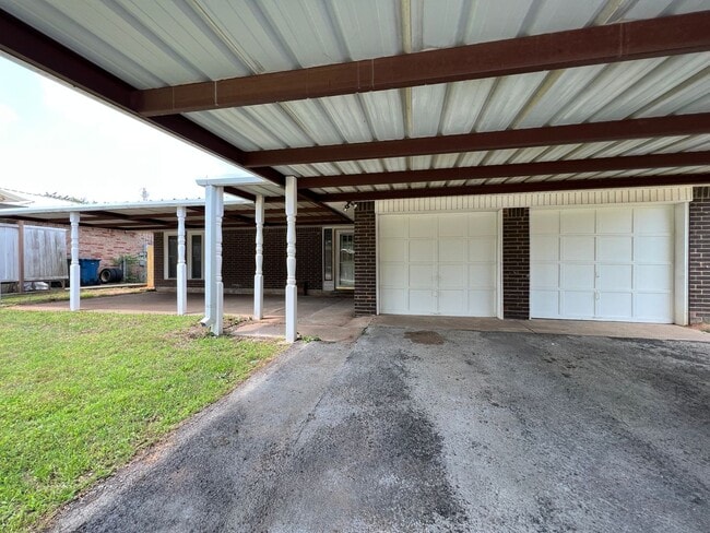 Building Photo - 3 Bedroom/2 Bathroom Home with Covered Pat...