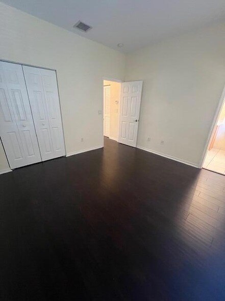 Building Photo - 211 E Thatch Palm Cir