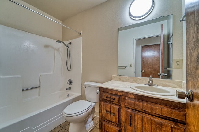 Building Photo - 4 bedroom 2 1/2 bath house in Yuba City
