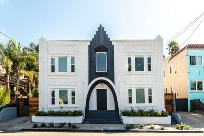Building Photo - 830 N Coronado St