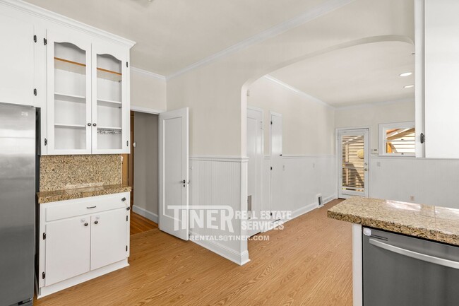 Building Photo - 842 42nd St