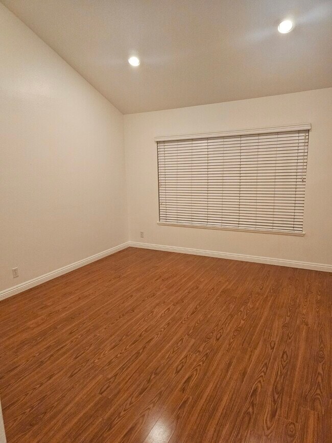 Building Photo - 25 Weepingwood