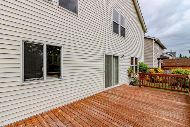 Building Photo - 1566 Jensen Ave