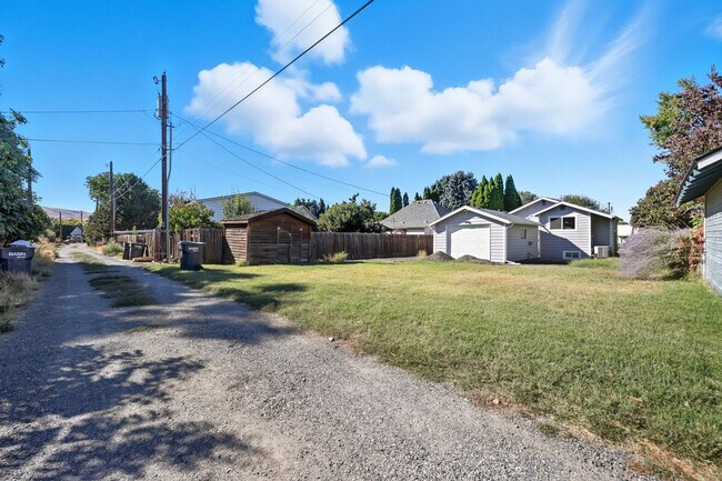 Building Photo - 1119 Prosser Ave