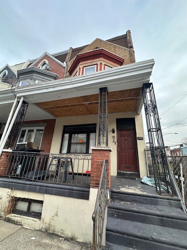 Primary Photo - 1721 N Creighton St