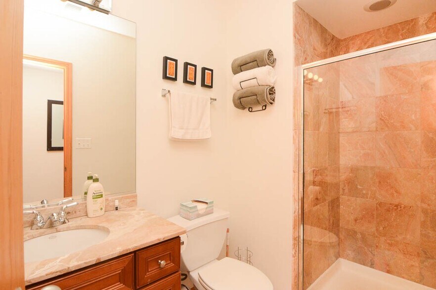 Building Photo - 934 W Leland Ave