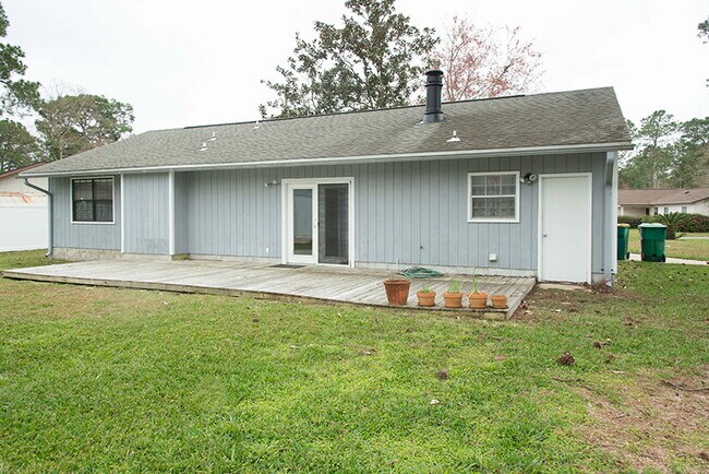Building Photo - "Charming 3-Bed Oasis with 2 Full Baths in...