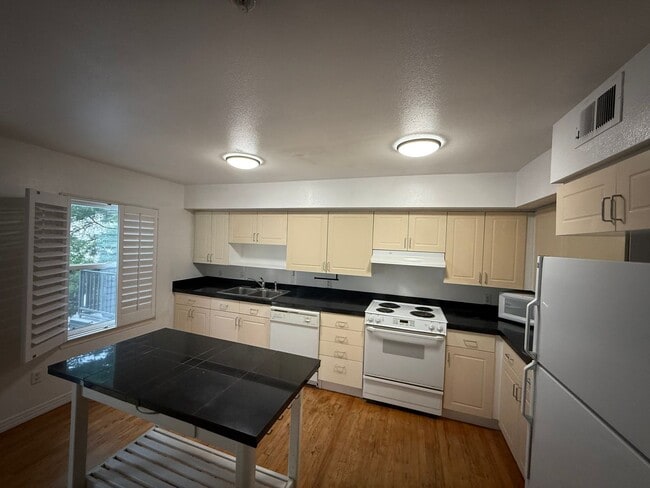 Building Photo - Dream Condo in the Heart of Denver