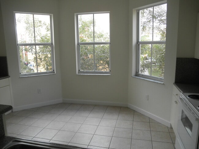 Building Photo - SHOMA TOWNHOUSES AT ROYAL PALM