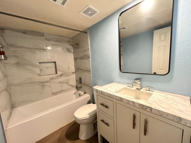 Building Photo - Recently remodeled 2-bed, 2-bath unit for rent in North Las Vegas!