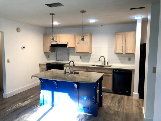 Building Photo - 337 W Coleman Blvd