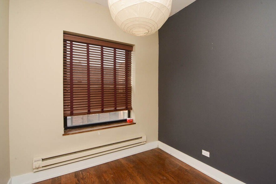 Building Photo - 726 W Addison St