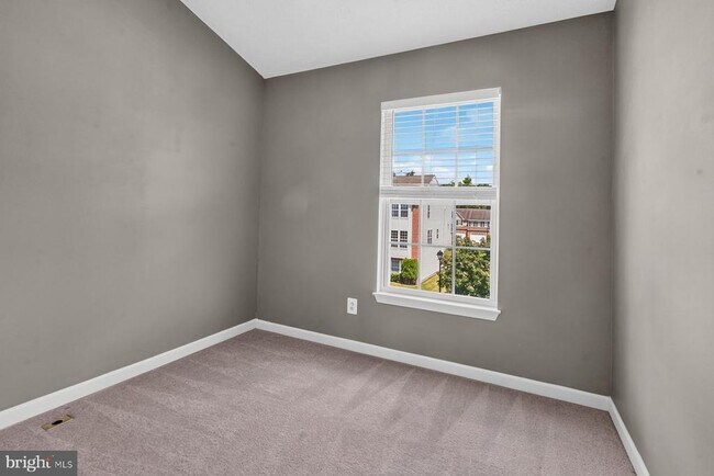Building Photo - 711 Wineberry Way