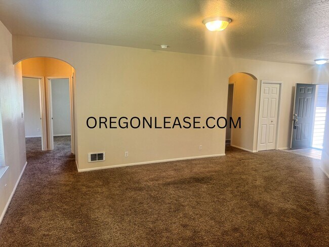 Building Photo - 3 bedroom North Eugene duplex home with full sized garage
