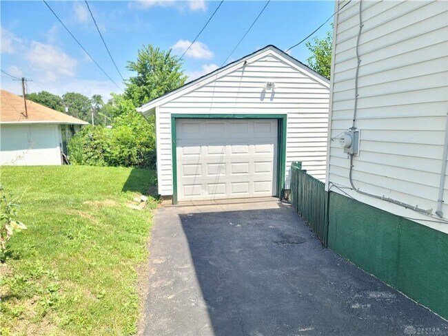 Building Photo - 3 Bedroom, 2 Bath w/Full Finished Basement and Lots of Charm