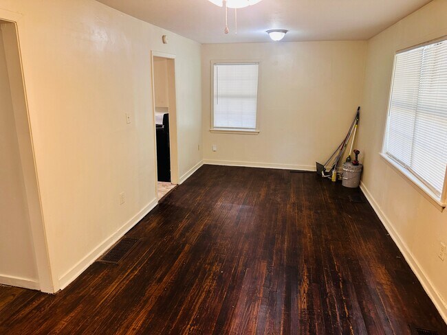 Building Photo - 3145 Woodview Dr