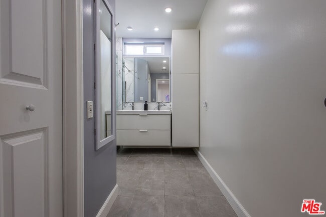 Building Photo - 5123 Noble Ave