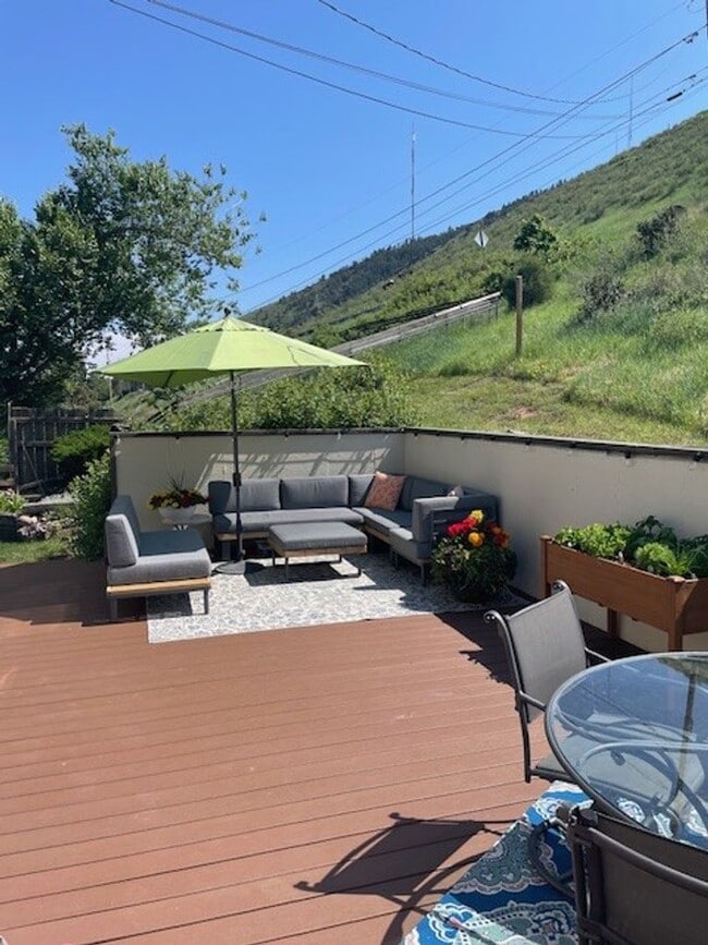 Building Photo - LUX 3BD, 3BA Foothills Home Only 5 Minutes...