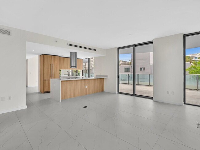 Building Photo - 9901 W Bay Harbor Dr
