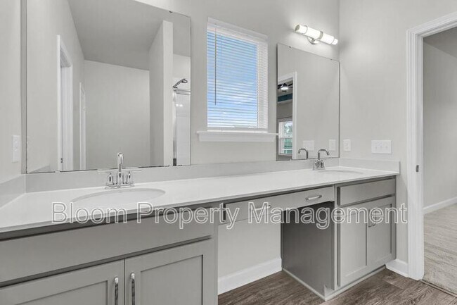Building Photo - 450 Carrara Dr