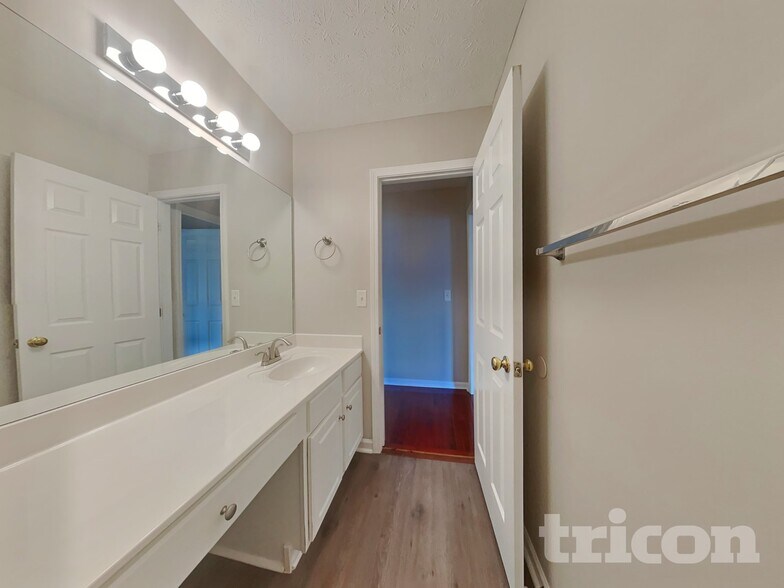 Building Photo - 223 Overlook Ct