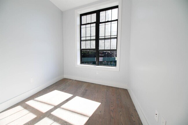 Building Photo - 2 Stanwix St