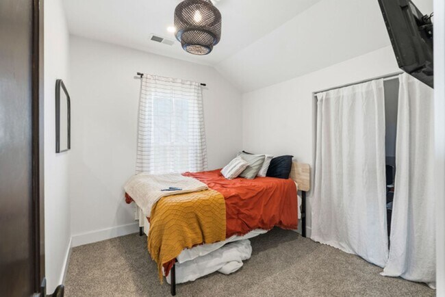 Building Photo - Furnished Country Home For Rent