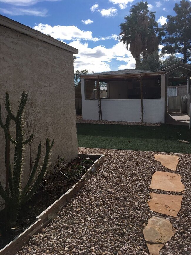 Building Photo - 913 Shadow Mountain Pl