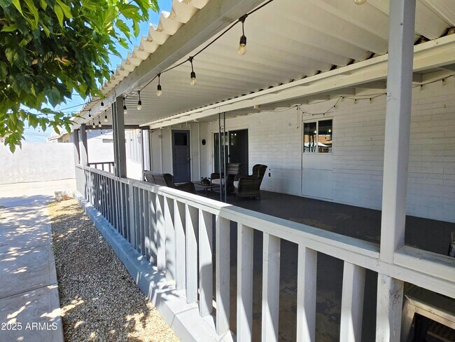 Building Photo - 3039 W Bloomfield Rd