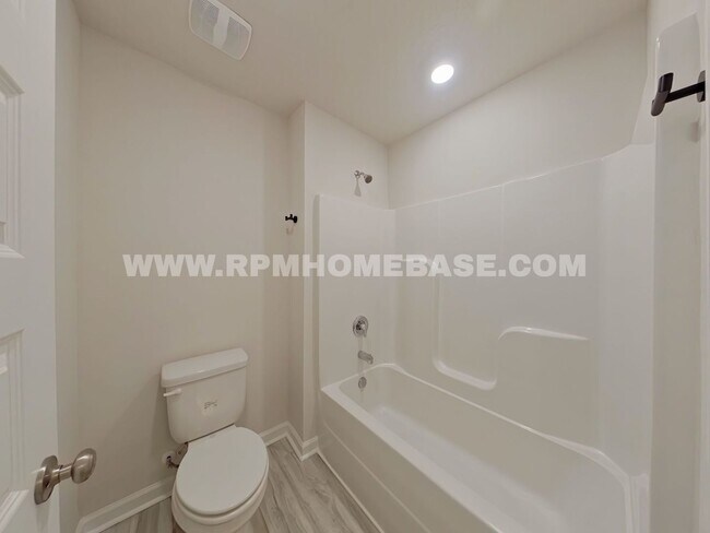 Building Photo - Spacious 5-Bedroom Home in Shoal River Community with Modern Features and Community Pool Access!