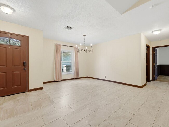 Building Photo - 1114 Churing Dr