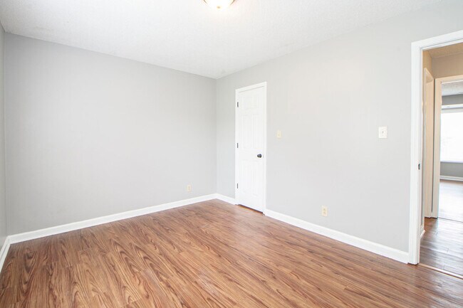 Building Photo - 1212 Kendall Dr